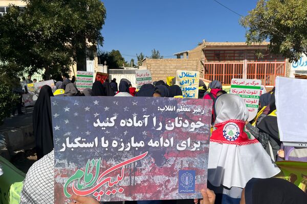 حضور حماسی دانش‌آموزان در راهپیمایی باشکوه ۱۳ آبان ماه در سورمق