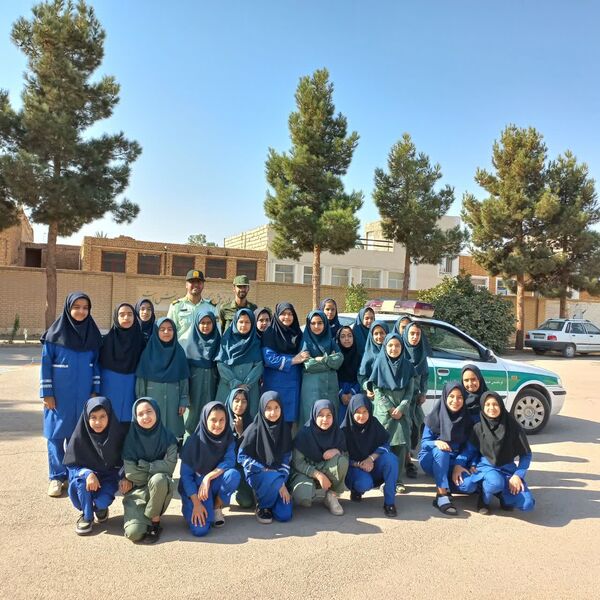 حضور ماموران نیروی انتظامی در دبستان حاج فرج عبداللهی اردکان