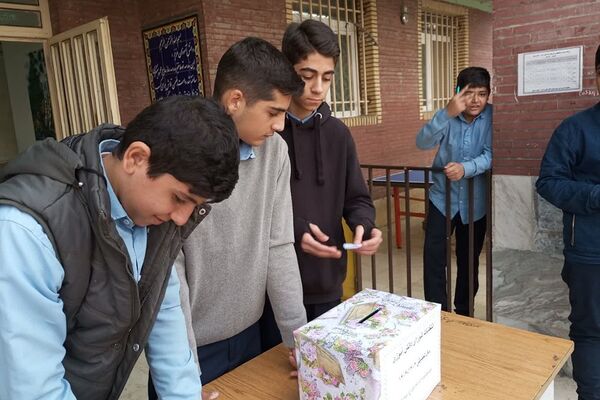 انتخابات پرشور شورای دانش‌آموزی در دبیرستان امام‌علی(ع)‌ رودهن 