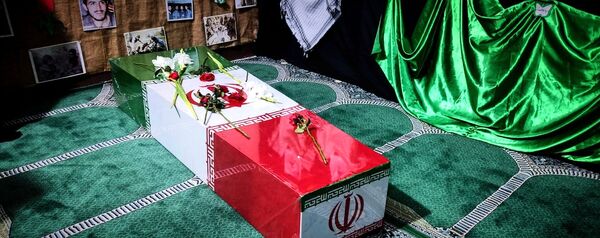استقبال دانش‌آموزان دبیرستان شهید برقعی 2 قم از یک لاله فاطمی