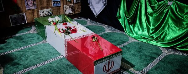 استقبال دانش‌آموزان دبیرستان شهید برقعی 2 قم از یک لاله فاطمی