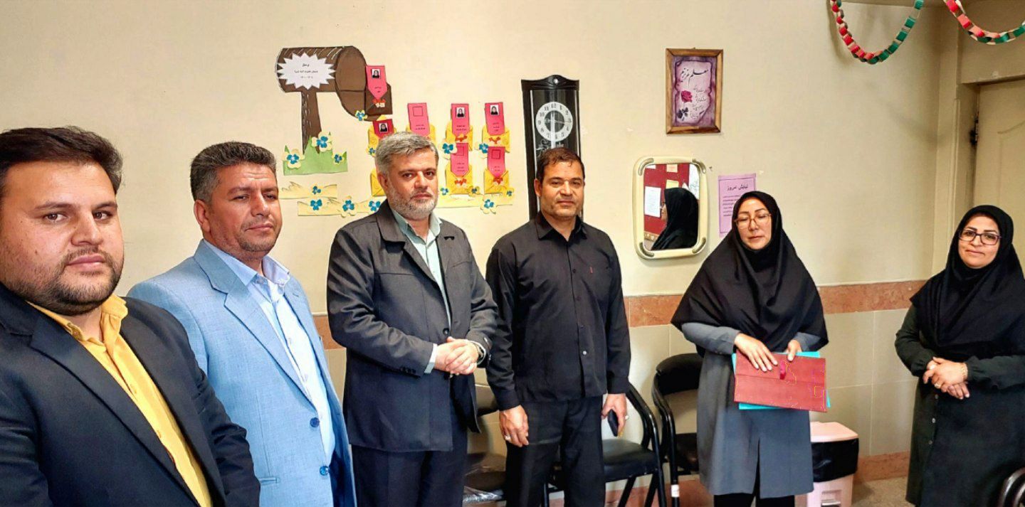 معلم نمونه جلگه‌رخ ۱۵۰ میلیون ریال جایزه خود را صرف هوشمندسازی کلاس درس کرد  