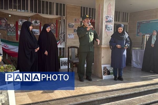 تقدیر از خانواده شهید خلبان علی بلورخانی در دبیرستان استعدادهای درخشان فرزانگان شهریار 