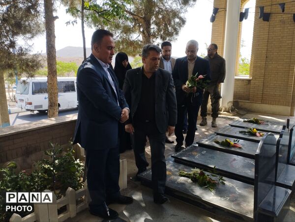 تجدید بیعت معلمان و مسئولین آموزش و پرورش پاکدشت در هفته معلم با شهدا