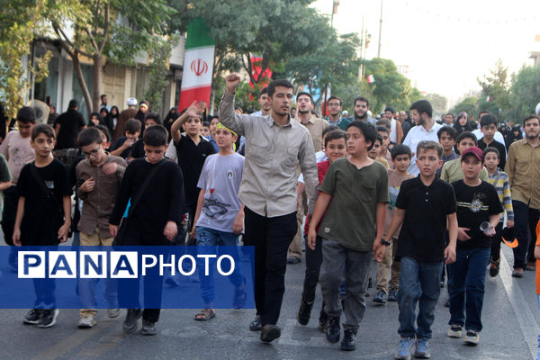جلوه‌های حماسی از حضور نوجوانان قمی در مراسم تشییع شهدا 