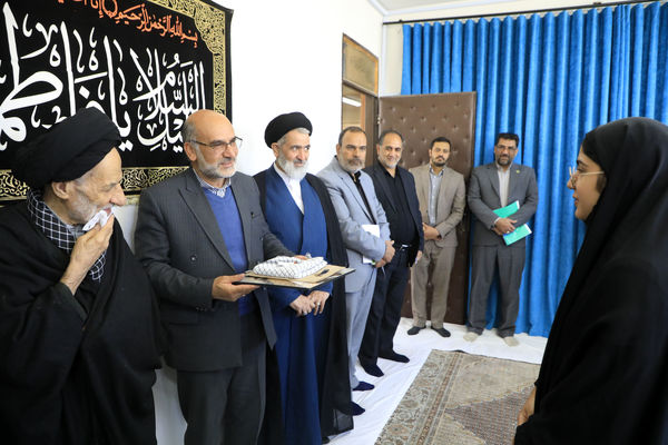 اهدای هدایای مقام معظم رهبری به دانش‌آموزان بیرجندی 