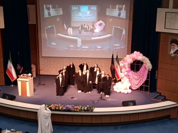 حضور دانش‌آموزان دبیرستان میعاد قم در همایش مرکز مدیریت حوزه علمیه خواهران به مناسبت دهه کرامت