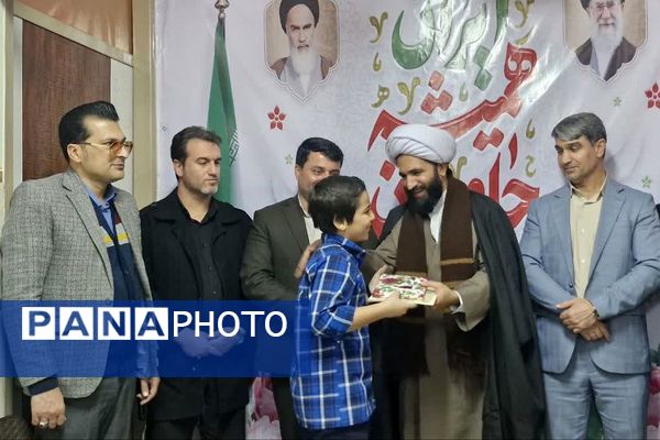 بیعت نوجوانان مدرسهٔ امام خمینی (ره) قرچک با آرمان‌های امام راحل در چهل و هفتمین جشن پیروزی انقلاب 