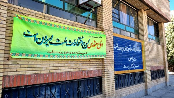 آیین بازگشایی مدارس و آغاز سال تحصیلی در دبیرستان دخترانه زکیه سنندج 