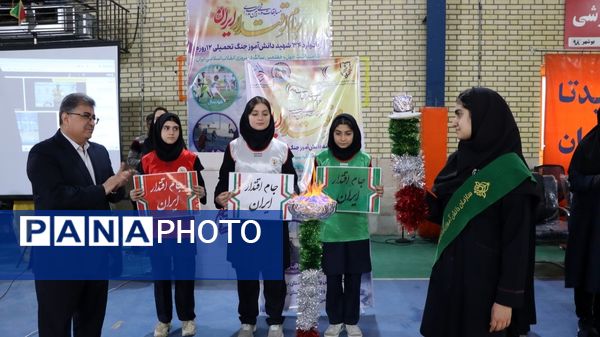 روشن شدن مشعل جام اقتدار ایران در آیین یادبود ۳۴ دانش‌آموز شهید بوشهر