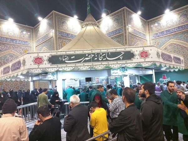 سیل عظیم زائران و مجاوران حرم امام رضا (ع) در شب ولادت یازدهمین امام شیعیان