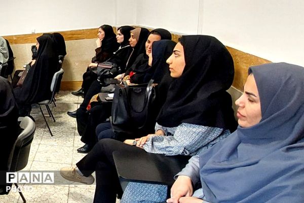  جلسه ضمن خدمت در دبیرستان نمونه‌دولتی ولایت بهارستان‌دو