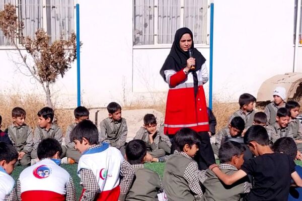آموزش شرایط اضطراری و پناهگیری در دبستان باقرالعلوم فیروزکوه