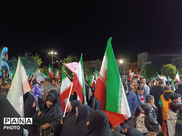 حضوری شبانه با پرچم پرافتخار ایران