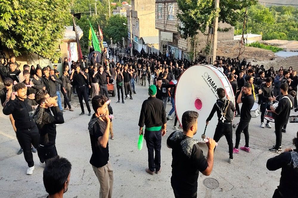 مراسم عزاداری و زنجیرزنی هیئات مذهبی شهر بار در روز تاسوعا حسینی 