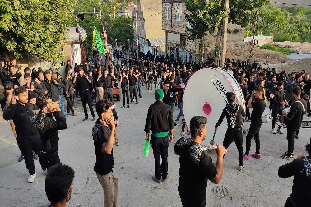 مراسم عزاداری و زنجیرزنی هیئات مذهبی شهر بار در روز تاسوعا حسینی 