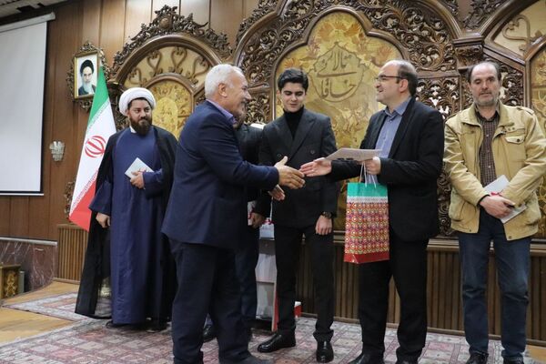 رونمایی کتاب «سه کبوتر حدادان» دانش‌آموز تبریزی
