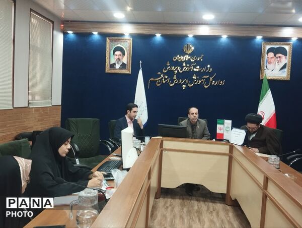 نشست صمیمی اعضای شورا و مجمع دنش آموزی قم با مدیرکل آموزش و پرورش استان