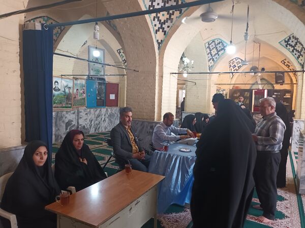 حضور مسئولان، مردم و رای اولی‌های چناران پای صندوق‌های رای در میدان انتخابات 