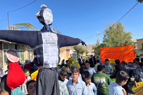 حضور حماسی دانش‌آموزان در راهپیمایی باشکوه ۱۳ آبان ماه در سورمق