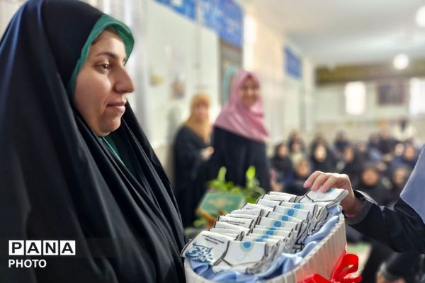  پیچیدن عطر نماز جماعت در مدرسه شهدای هسته‌ای قرچک