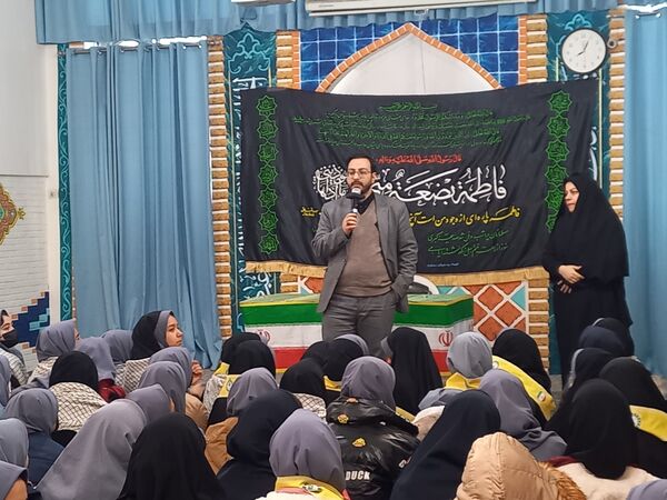 استقبال گرم دانش آموزان از پیکر شهید گمنام در دبیرستان امجدی یک ناحیه ۵ 