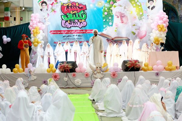  جشن تکلیف ۱۴۰۰ نفری دانش‌آموزان دختر شاهین شهری 