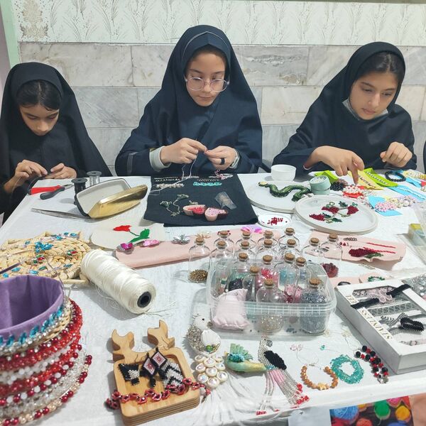  بازارچه کار آفرینی و دست سازه‌های دانش‌آموزی در دبستان دخترانه هدی