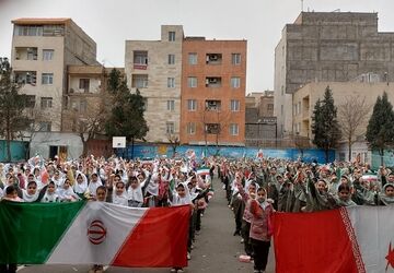 دختران مدرسه‌ «مهد تربیت‌» قصه انقلاب را زنده کردند