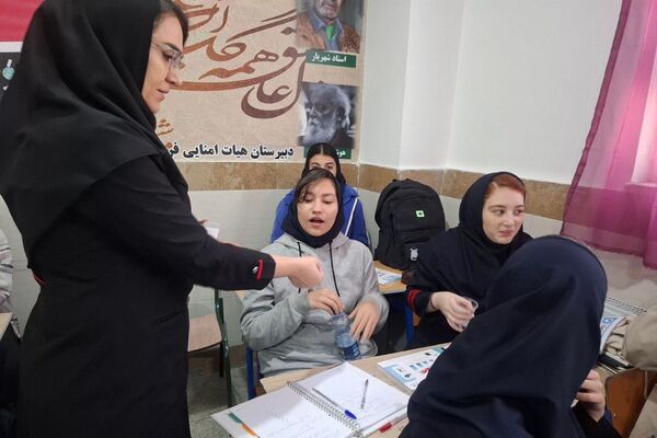 طرح توزیع مکمل‌های آهن و ویتامین D میان دانش‌آموزان متوسطه در مدارس ملارد
