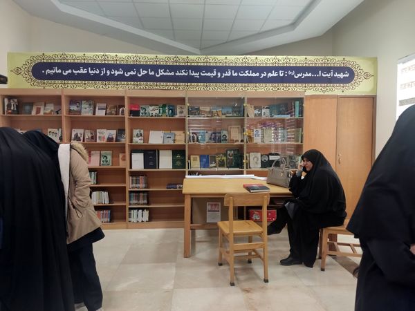هفته کتاب خوانی در آرامگاه شهید مدرس