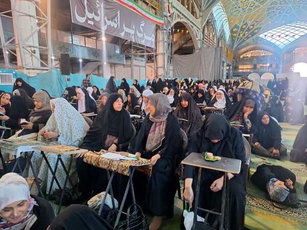 حضور پرشور دانش‌آموزان عضو سازمان دانش‌آموزی در نمازجمعه اصفهان