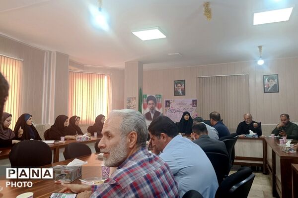 هم‌اندیشی مدیران مدارس بخش رودهن با محوریت بررسی مسائل آموزشی
