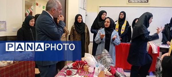 بازدید مدیر و پرسنل دبیرستان مادر مهربان خلیل آباد از بازارچه کار آفرینی