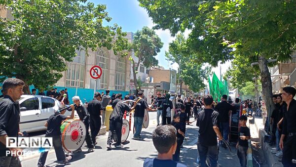خیابان ها غرق در نوای طبل ها