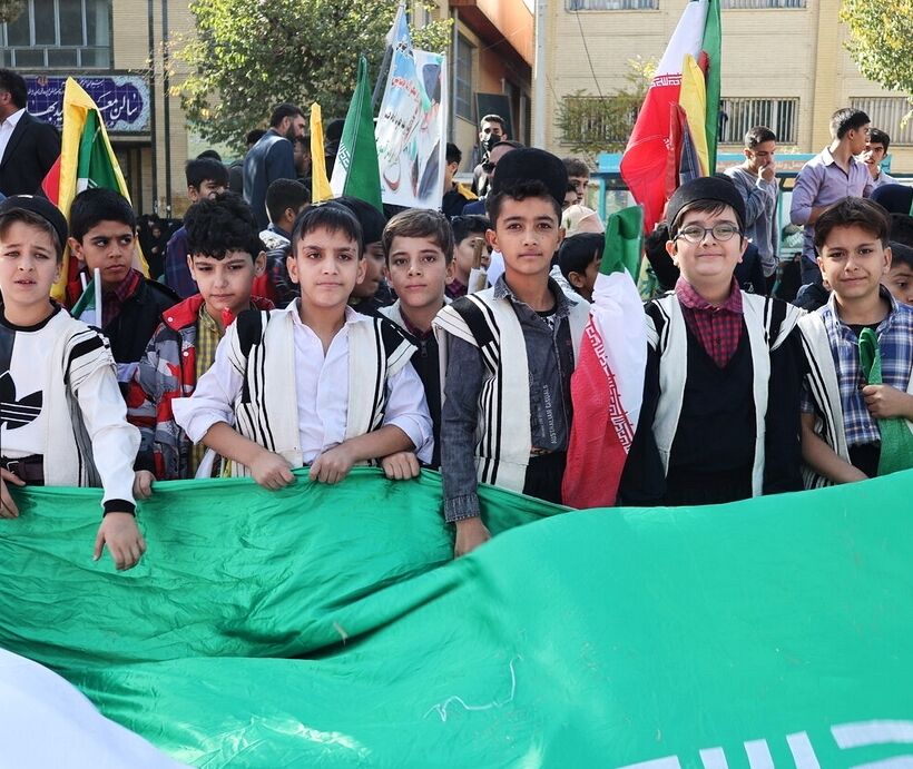 نسل بیدار انقلاب؛ خروش دختران شاهد فاطمه‌زهرا(س) شهرکرد مقابل استکبار جهانی