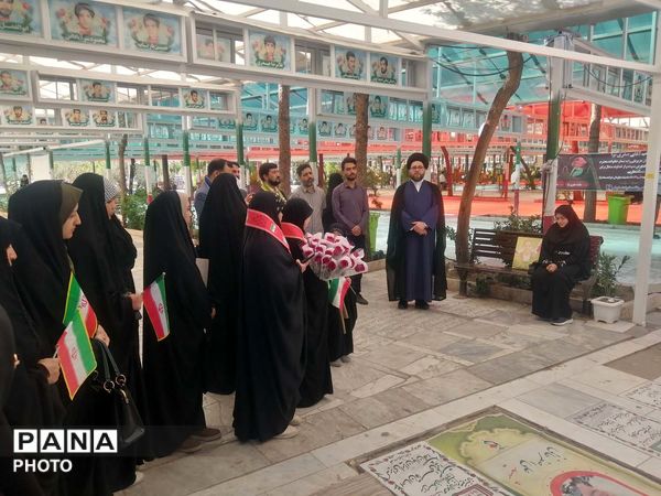 آیین گلباران مزار شهدا در سالروز تاسیس سازمان دانش‌آموزی