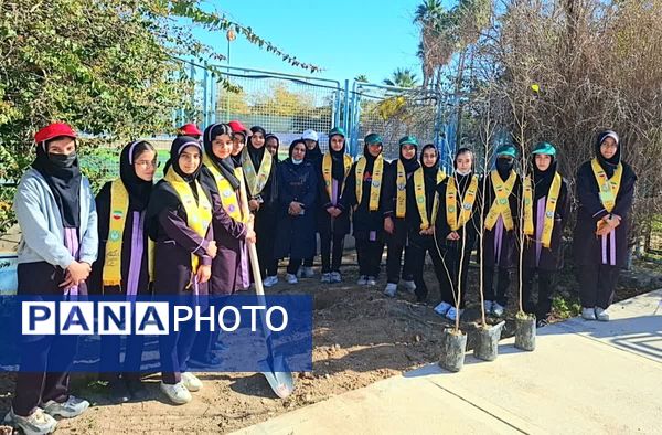  وقتی نهال‌ها هم انقلابی شدند؛ فجر در حیاط مدرسه ام‌البنین