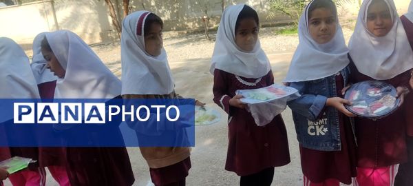 صبحانه نمادین دانش‌آموزان دبستان مولوی فین