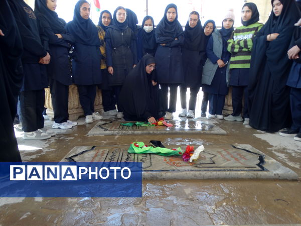 بازدید دانش‌آموزان از موزه دفاع مقدس شهرکرد