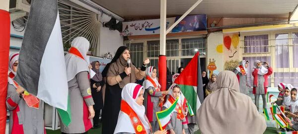 دانش‌آموزان دبستان دخترانه شاهد محمودآباد شعار مرگ بر اسرائیل سردادند