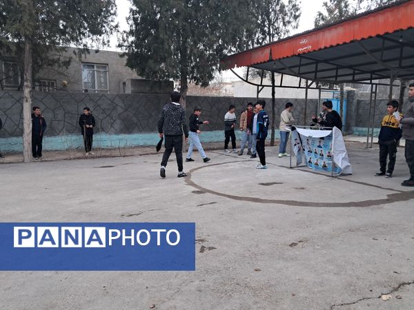 برگزاری مسابقه فوتبال گل کوچک درون مدرسه‌ای به‌مناسبت دهه فجر دبیرستان  پژوهش آشخانه 