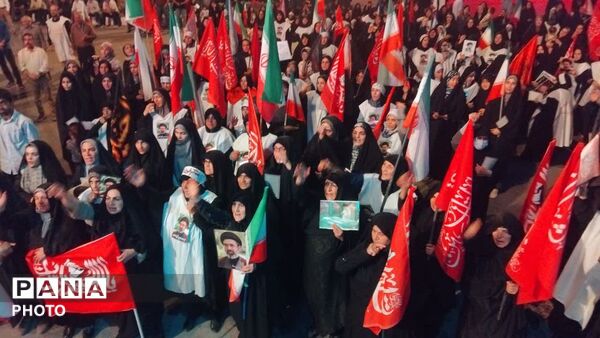  صد و هشتاد و دومین شب تجمعات «بیعت با رهبری» در نورآباد با تجدید میثاق و نماز استغاثه 