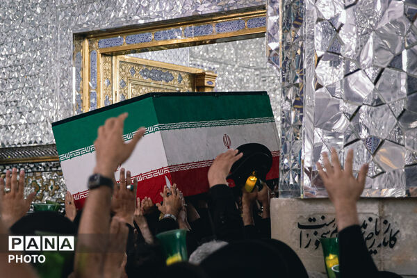 طواف پیکر رهبر شهید انقلاب بر گرد ضریح مطهر امام رضا علیه‌السلام