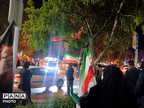 خروش مردم در میادین و تجمعات شبانه همراه با طنین شعار های مهدوی و انقلابی
