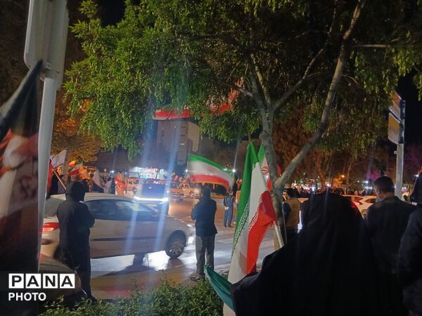 خروش مردم در میادین و تجمعات شبانه همراه با طنین شعار های مهدوی و انقلابی
