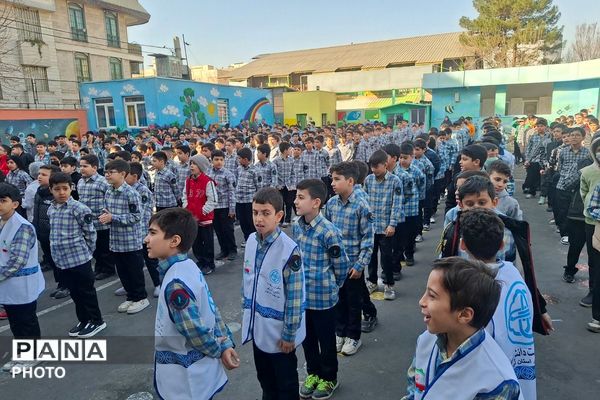 توزیع شیر رایگان در دبستان علی‌اکبر طالبی شهرری