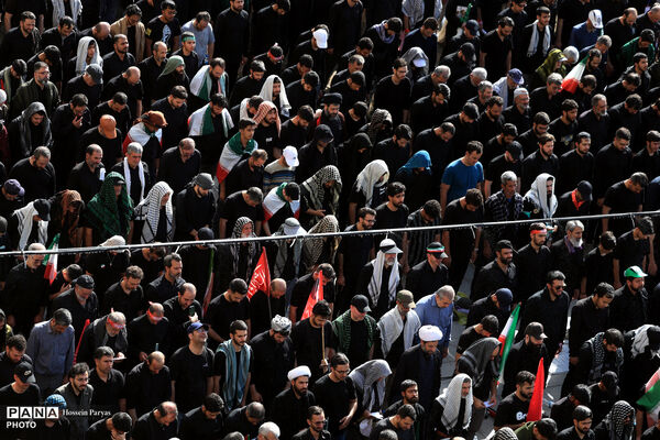  اقامه نماز بر پیکر مطهر رهبر شهید انقلاب و شهدای خانواده ایشان