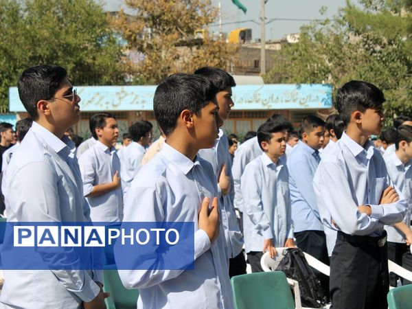 آیین نواختن زنگ ایثار و مقاومت در دبیرستان شاهد معراج