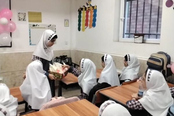 جشن روز دانش‌آموز در مدرسه شهدای پانزده خرداد قرچک